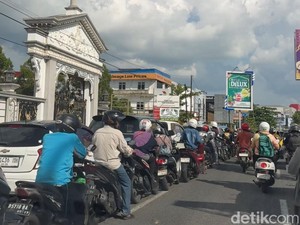 Warga Pontianak Antre BBM di SPBU-Eceran, Walkot Klaim Stok Aman