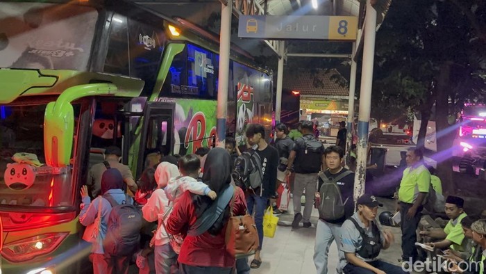 Area keberangkatan jalur 8 Terminal Purabaya yang tak pernah sepi penumpang