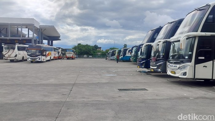 Armada bus yang beroperasi di Terminal Arjosari Kota Malang