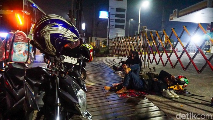 Pemudik sepeda motor melintas di kawasan Cikarang, Kamis (19/3/2026). Arus mudik Lebaran 2026 mulai meningkat di jalur pantura.