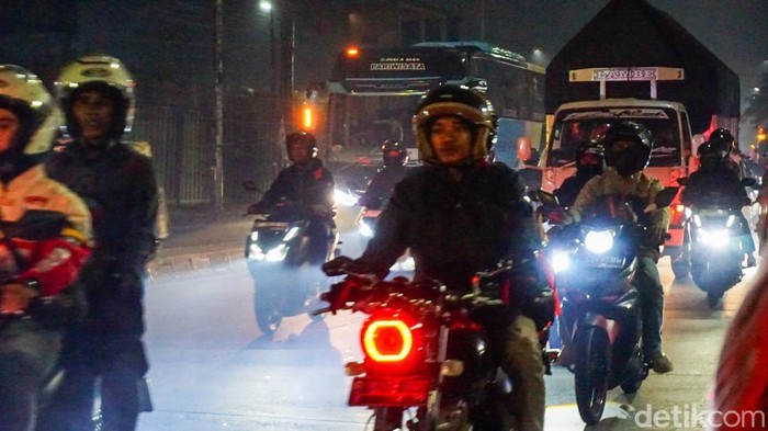 Pemudik sepeda motor melintas di kawasan Cikarang, Kamis (19/3/2026). Arus mudik Lebaran 2026 mulai meningkat di jalur pantura.