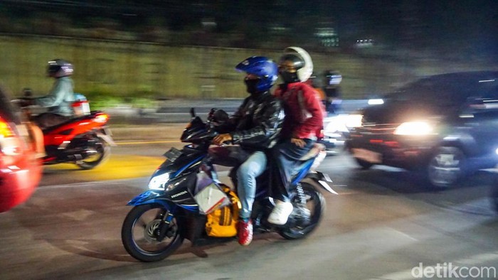 Pemudik sepeda motor melintas di kawasan Cikarang, Kamis (19/3/2026). Arus mudik Lebaran 2026 mulai meningkat di jalur pantura.
