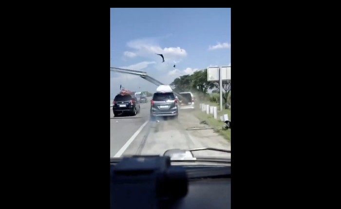 Avanza Nabrak Guardrail, Besi Pembatas Jalan Nembus Bodi Mobil