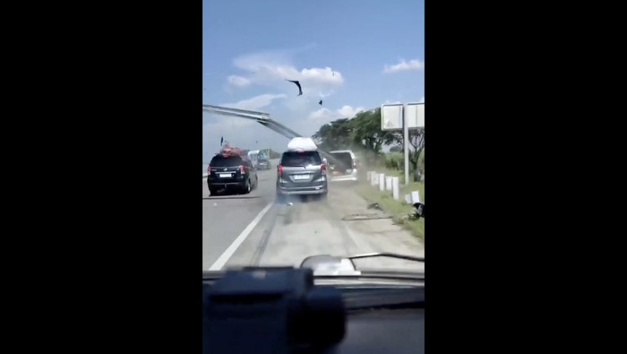 Avanza Nabrak Guardrail, Besi Pembatas Jalan Nembus Bodi Mobil