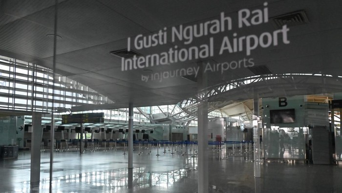 Pecalang atau petugas keamanan adat Bali memantau situasi saat Hari Raya Nyepi tahun Saka 1948 di wilayah Desa Adat Tuban, Badung, Bali, Kamis (19/3/2026). Sebanyak 133 pecalang ditugaskan dalam pengamanan Hari Raya Nyepi di wilayah desa adat tersebut untuk menjamin keamanan dan kelancaran umat Hindu yang menjalani catur brata penyepian atau tidak menggunakan api (amati geni), tidak bepergian (amati lelungan), tidak menikmati hiburan (amati lelanguan) dan tidak bekerja (amati karya) selama 24 jam. ANTARA FOTO/Fikri Yusuf/rwa.