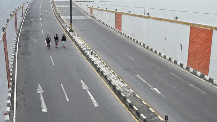 Pecalang atau petugas keamanan adat Bali memantau situasi saat Hari Raya Nyepi tahun Saka 1948 di wilayah Desa Adat Tuban, Badung, Bali, Kamis (19/3/2026). Sebanyak 133 pecalang ditugaskan dalam pengamanan Hari Raya Nyepi di wilayah desa adat tersebut untuk menjamin keamanan dan kelancaran umat Hindu yang menjalani catur brata penyepian atau tidak menggunakan api (amati geni), tidak bepergian (amati lelungan), tidak menikmati hiburan (amati lelanguan) dan tidak bekerja (amati karya) selama 24 jam. ANTARA FOTO/Fikri Yusuf/rwa.