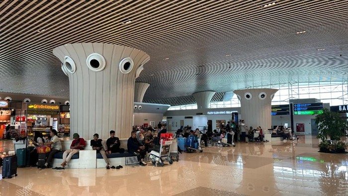 Bandara Internasional Sultan Hasanuddin Makassar ramai dipadati penumpang menjelang Lebaran Idul Fitri 1447 H.