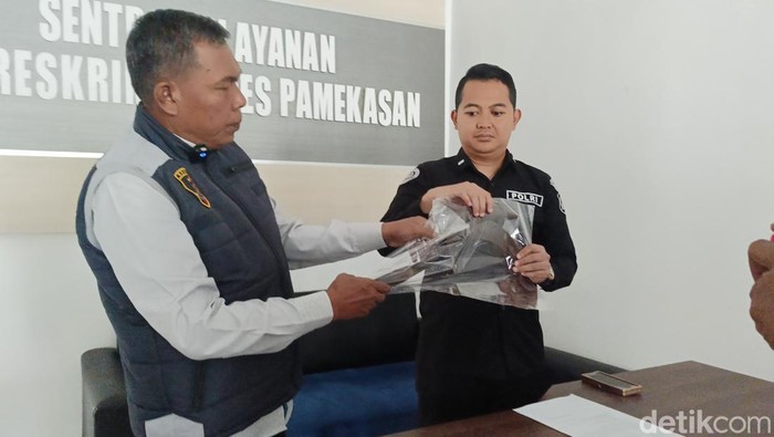 Barang bukti celurit diamankan polisi