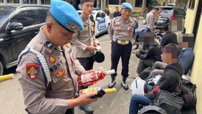 Barang bukti minuman keras pemudik mabuk asal Tasik yang kecelakaan di Garut.