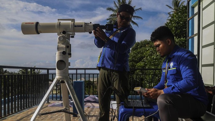 Petugas Badan Meteorologi dan Geofisika (BMKG) mengamati posisi hilal dengan alat teleskop di Gedung Observasi Hilal BMKG Kelurahan Afe Taduma, Ternate, Maluku Utara, Kamis (19/3/2026). Kementerian Agama melakukan pemantauan hilal di 117 titik di seluruh Indonesia yang disiapkan pemerintah untuk memastikan penentuan Hari Raya Idul Fitri 1 Syawal 1447 Hijriah. ANTARA FOTO/Andri Saputra/wsj.