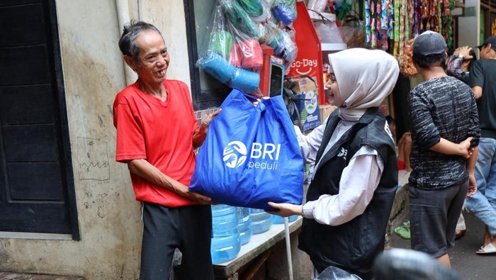 BRI bagikan sembako dalam rangka menyambut Idulfitri
