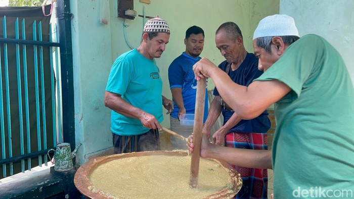 Prooses pembuatan bubur Muhdor Tuban yang hanya ada selama Ramadan
