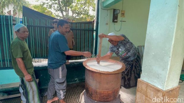 Prooses pembuatan bubur Muhdor Tuban yang hanya ada selama Ramadan
