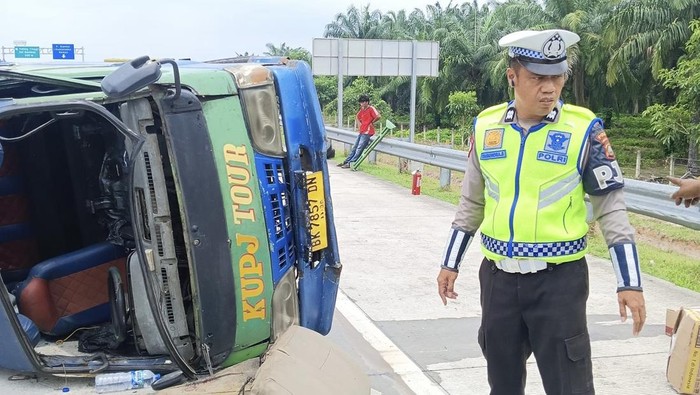 Bus KUPJ terguling di tol Tebing Tinggi - Indrapura (dok.Ditlantas Polda Sumut)