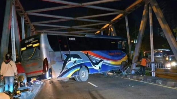 Bus Sugeng Rahayu menabrak besi Jembatan Jurug, Kecamatan Jebres, Kota Solo, Kamis (19/3/2026) dini hari.