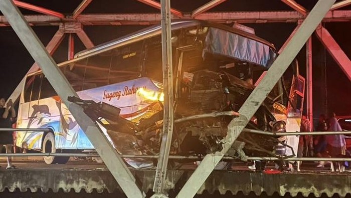 Bus Sugeng Rahayu menabrak besi Jembatan Jurug, Kecamatan Jebres, Kota Solo, Kamis (19/3/2026) dini hari.