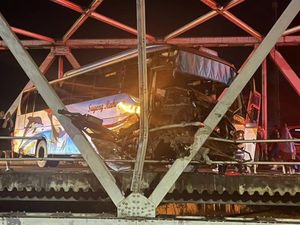 Bus Sugeng Rahayu Ringsek Usai Tabrak Jembatan di Solo