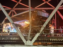 Bus Sugeng Rahayu Ringsek Hajar Besi Jembatan Jurug Solo
