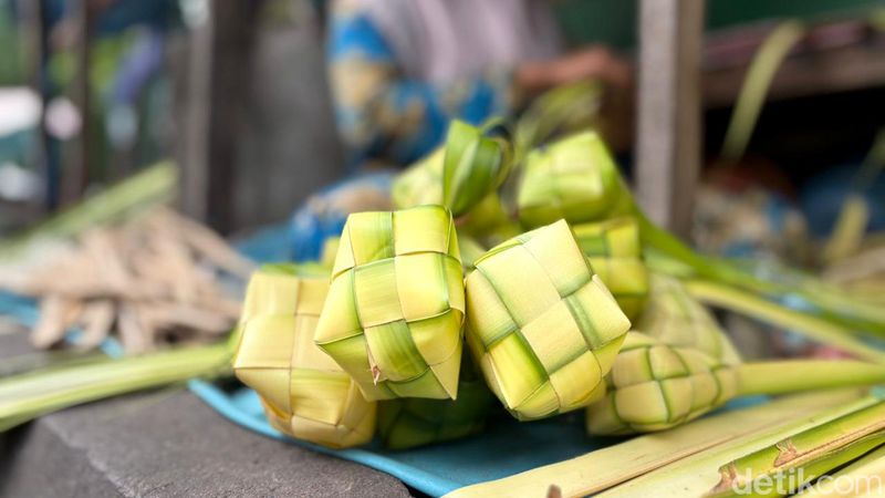 Cangkang Ketupat dan Janur Laris Diburu Warga Surabaya