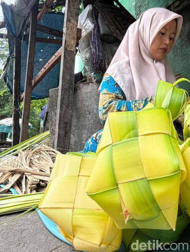 Cangkang Ketupat Laris Manis di Pasar Wonokromo Menjelang Lebaran