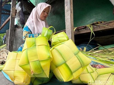 Cangkang Ketupat Laris Manis di Pasar Wonokromo Menjelang Lebaran