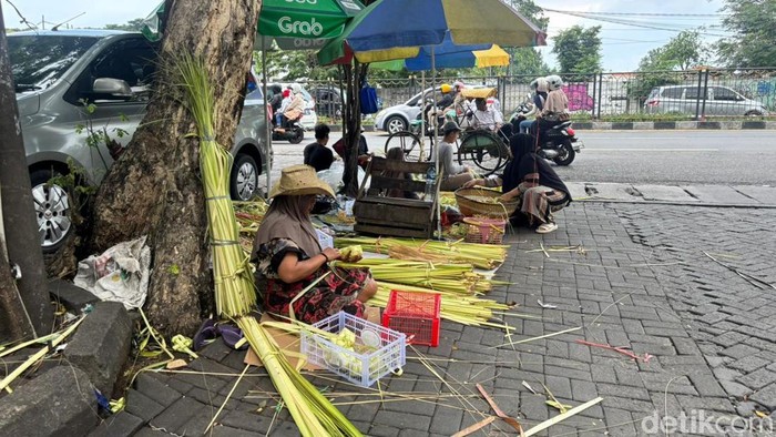 Cangkang Ketupat dan Janur Laris Diburu Warga Surabaya