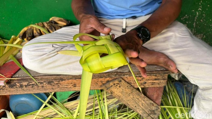 Cangkang Ketupat dan Janur Laris Diburu Warga Surabaya