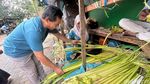 Cangkang Ketupat Laris Manis di Pasar Wonokromo Menjelang Lebaran