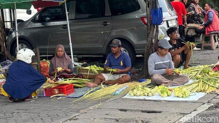 Cangkang Ketupat dan Janur Laris Diburu Warga Surabaya
