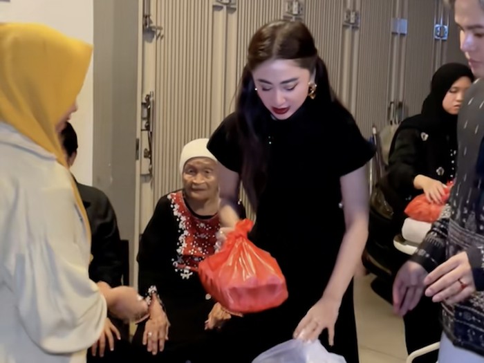 Dewi Perssik Bagi-bagi Sembako di Rumah Jakarta, Warga Antre Panjang!
