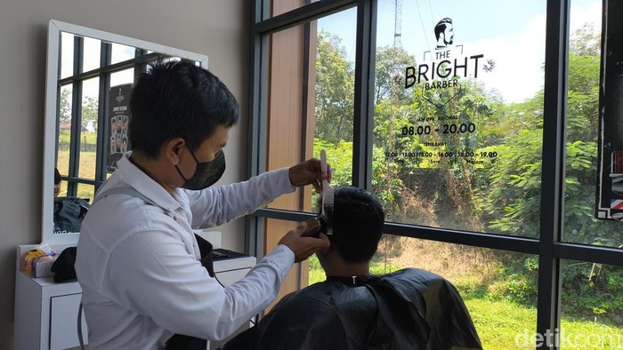 Fasilitas potong rambut gratis di Serambi MyPertamina KM 88A Tol Cipularang.