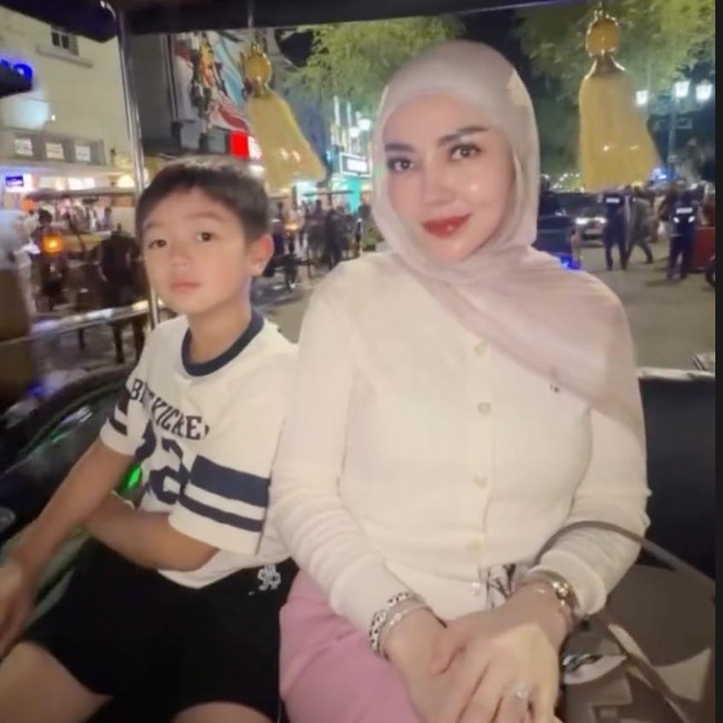 8 Momen Artis Mudik Lebaran 2026, Bella Shofie Pakai Sheet Mask di Mobil