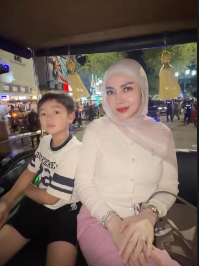 8 Momen Artis Mudik Lebaran 2026, Bella Shofie Pakai Sheet Mask di Mobil