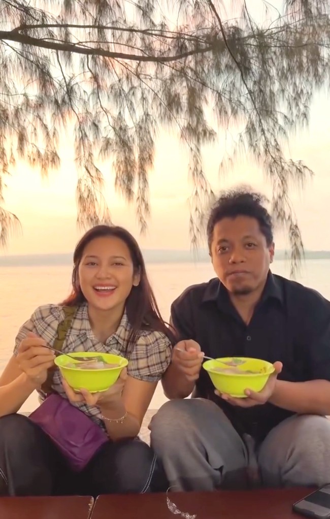Indah Permatasari bersama sang suami, Arie Kriting, mudik ke Kota Baubau, Sulawesi Tenggara. Indah menikmati momennya mudik ke kampung halaman Arie dengan mencicipi kuliner di pinggir pantai. Foto: Dok. Instagram