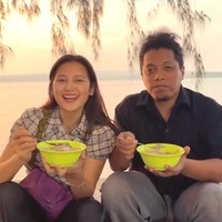 Indah Permatasari bersama sang suami, Arie Kriting, mudik ke Kota Baubau, Sulawesi Tenggara. Indah menikmati momennya mudik ke kampung halaman Arie dengan mencicipi kuliner di pinggir pantai. Foto: Dok. Instagram