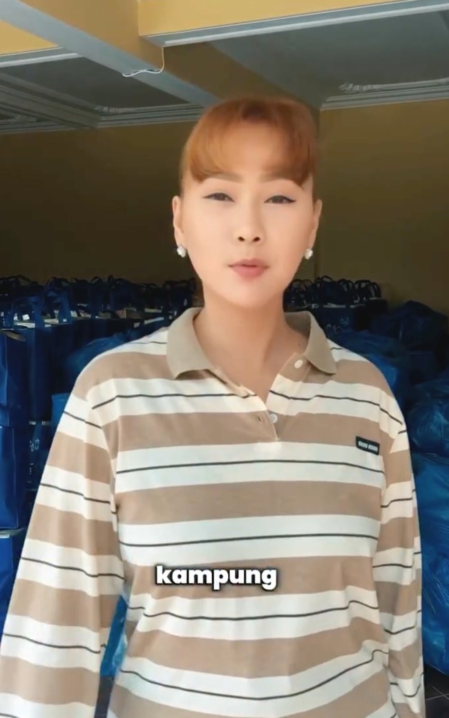 Inul Daratista kembali ke Surabaya saat mudik Lebaran. Inul pun melakukan aksi bagi-bagi 1.500 sembako ke warga sekitar rumahnya di kampung halaman. Foto: Dok. Instagram