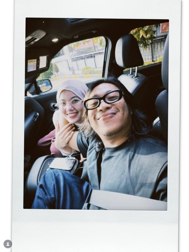 Praz Teguh memilih mudik ke Padang, Sumatera Barat dengan perjalanan darat menggunakan mobil pribadi. Momen mudiknya viral saat Praz tertangkap kamera membagikan sembako saat melintas di tikungan jalur Lintas Sumatera. Foto: Dok. Instagram