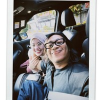 Praz Teguh memilih mudik ke Padang, Sumatera Barat dengan perjalanan darat menggunakan mobil pribadi. Momen mudiknya viral saat Praz tertangkap kamera membagikan sembako saat melintas di tikungan jalur Lintas Sumatera. Foto: Dok. Instagram