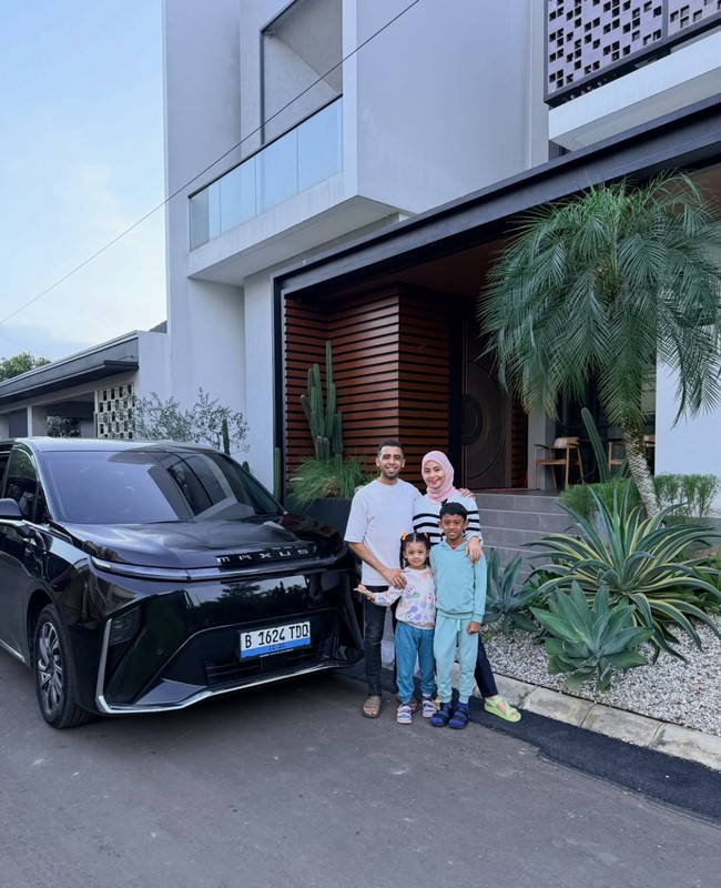 Sahil Mulachela pulang ke Solo dengan menempuh perjalanan darat. Penyiar radio ini mudik bersama istri dan dua anaknya dengan naik mobil listrik. Foto: Dok. Instagram