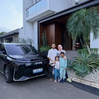 Sahil Mulachela pulang ke Solo dengan menempuh perjalanan darat. Penyiar radio ini mudik bersama istri dan dua anaknya dengan naik mobil listrik. Foto: Dok. Instagram