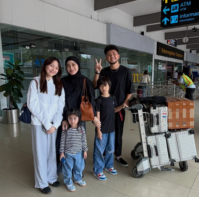 Dian Ayu Lestari dan Ananda Omesh memilih menggunakan pesawat untuk mudik ke Surabaya. “Setiap tahun sudah menjadi tradisi kami akan bergantian lebaran hari pertama di Surabaya, Bandung atau Sukabumi dan tahun ini giliran di Surabaya,” tulis Omesh dalam unggahannya di Instagram. Foto: Dok. Instagram