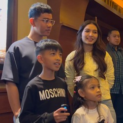 Gibran Ajak Anak Nonton Pelangi di Mars, Jan Ethes Kepincut Robot Batik