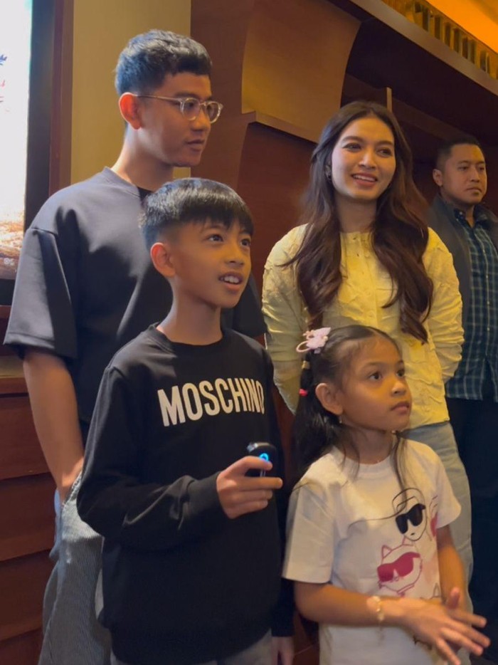 Gibran Rakabuming Raka ajak istri dan anak nonton Pelangi di Mars.
