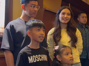 Gibran Ajak Anak Nonton Pelangi di Mars, Jan Ethes Kepincut Robot Batik