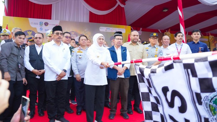 Gubernur Jawa Timur Khofifah Indar Parawansa saat memberangkatkan mudik gratis 2026