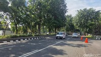 Suasana lengang terlihat di Jalan Darmo, Surabaya, Kamis (19/3/2026). Menjelang Lebaran, arus lalu lintas menurun drastis karena banyak warga mudik.
