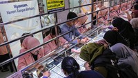 Pekerja melayani calon pembeli perhiasan emas di Toko Emas Semar Nusantara, Kamis (19/3/2026), menjelang Idul Fitri. Foto: ANTARA FOTO/Makna Zaezar