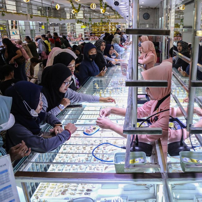 Jelang Lebaran, Toko Emas Ramai Diserbu Pembeli