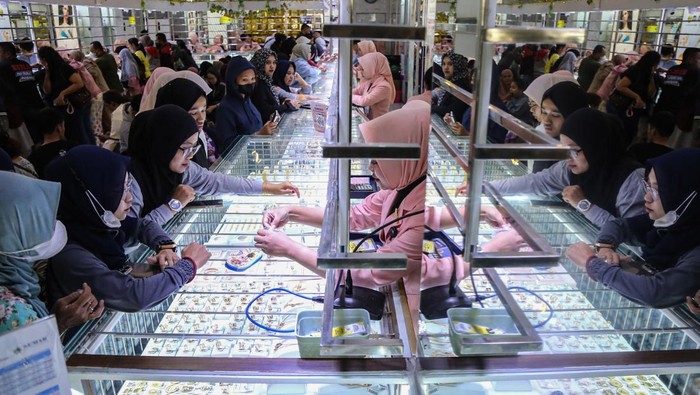 Sejumlah pekerja melayani calon pembeli emas perhiasan yang dijual di Toko Emas Semar Nusantara, Jawa Tengah, Kamis (19/3/2026). Menurut pengelola, penjualan emas perhiasan dengan berbagai macam jenis koleksi seperti gelang, cincin, dan kalung menjelang perayaan Hari Raya Idul Fitri 1447 Hijrah mengalami peningkatan dari 50 pembeli per hari menjadi 80 pembeli per hari. ANTARA FOTO/Makna Zaezar/rwa.