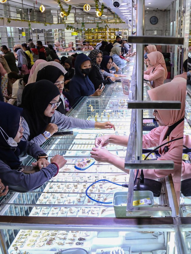 Jelang Lebaran, Toko Emas Ramai Diserbu Pembeli